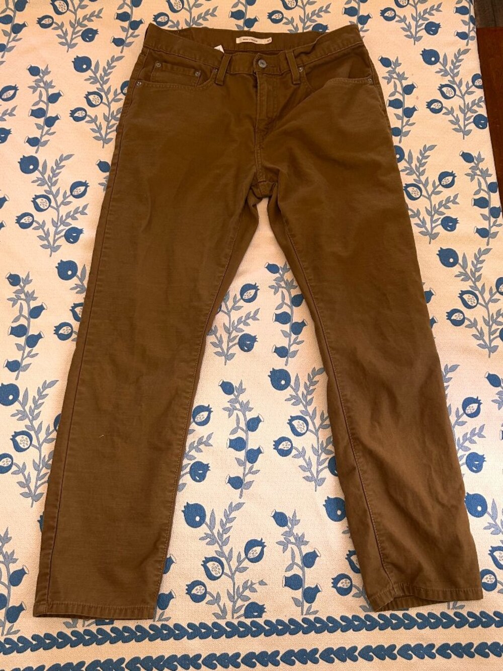 Levi's pants, brown cotton size 30" waist 28" inseam Mid rise, straight leg